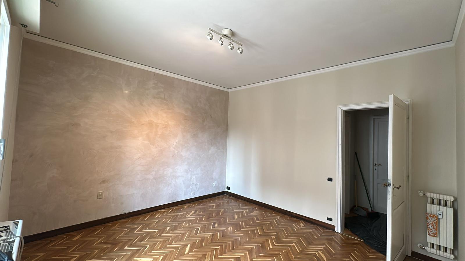 Stanza con soffitto bianco, pareti 1013